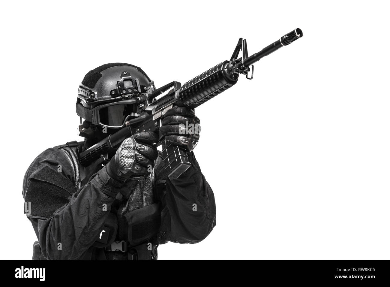 Spec Ops funzionario di polizia SWAT in nero uniforme e la maschera per il viso, studio shot. Foto Stock