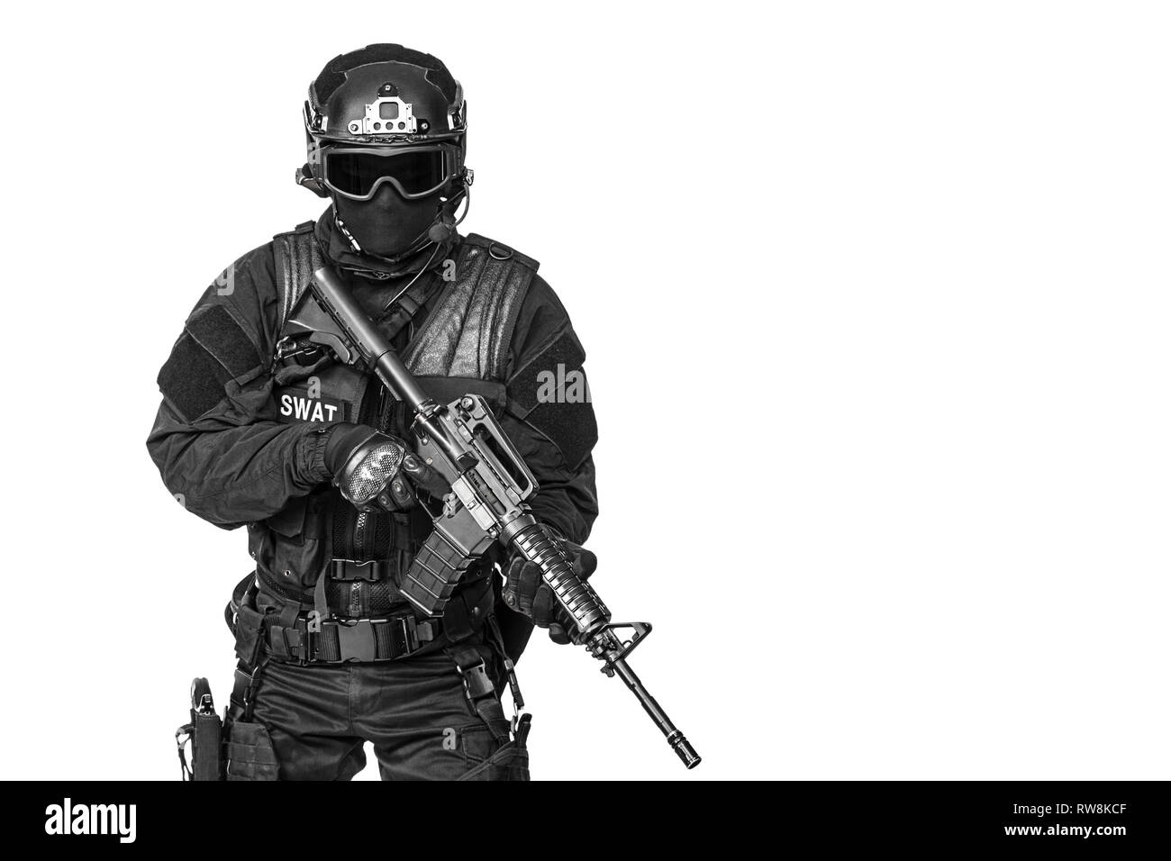 Spec Ops funzionario di polizia SWAT in nero uniforme e la maschera per il viso, studio shot. Foto Stock