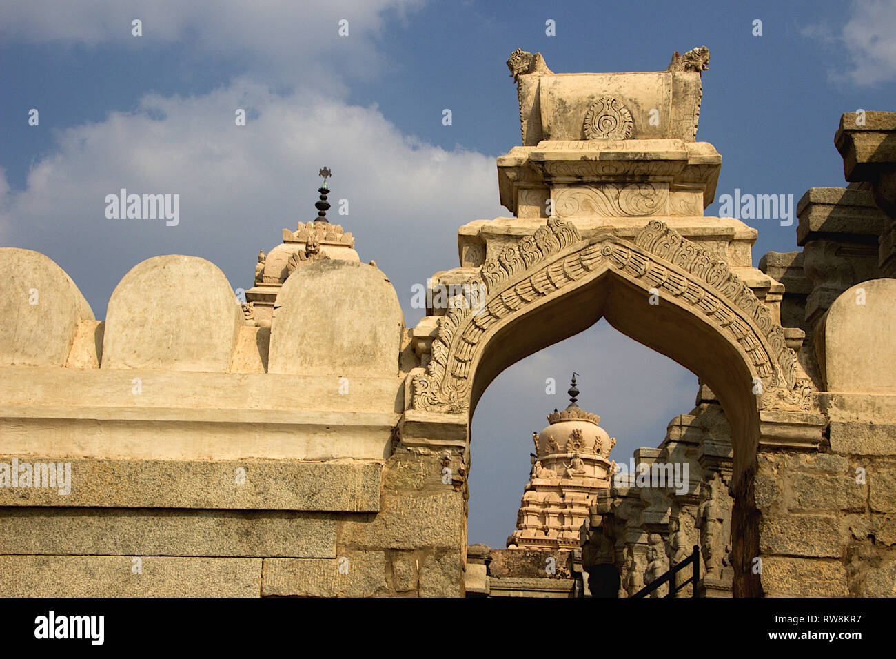 Torre di Tempio Veerabhadreswara visto attraverso il passaruota Lepakshi in Andhra Pradesh, India, Asia Foto Stock