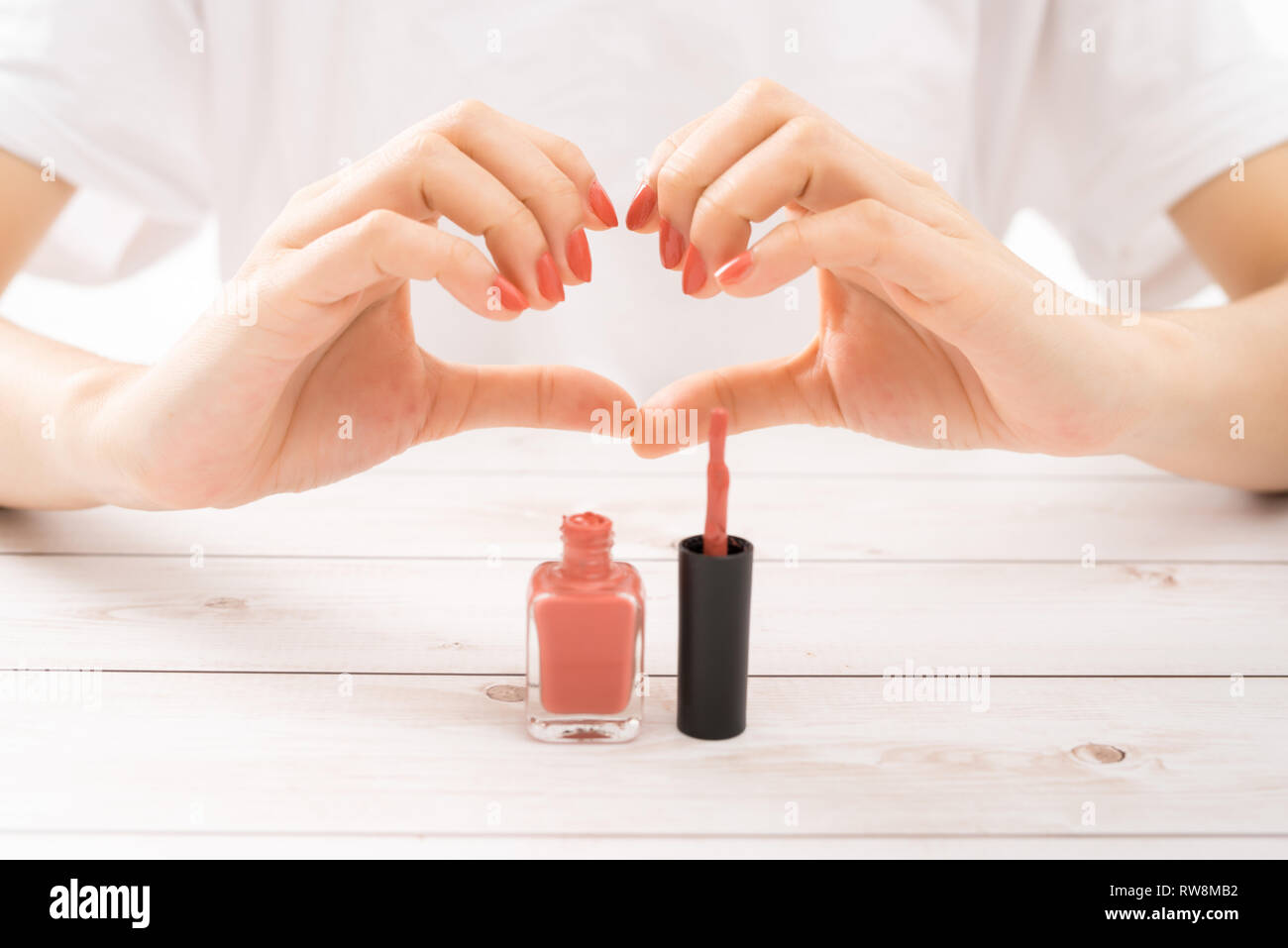 Le donne belle mani perfette unghie rosse facendo del cuore Foto Stock