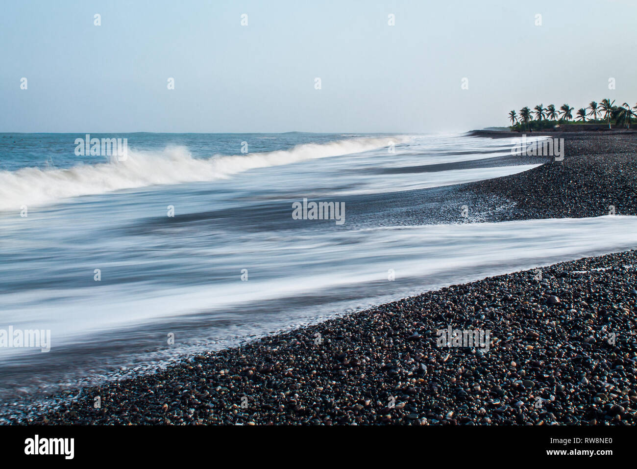 Petacalco spiaggia, situato nel Michoacan Messico, una spiaggia di rocce, acqua blu Foto Stock