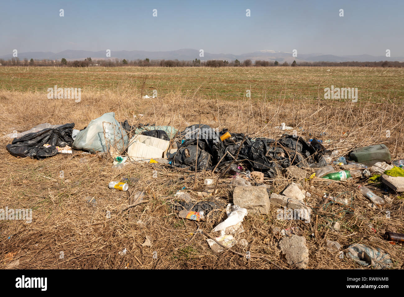 Rifiuti rifiuti rifiuti rifiuti rifiuti rifiuti rifiuti rifiuti rifiuti su un campo come vista tipica nella campagna bulgara come problema ambientale Foto Stock