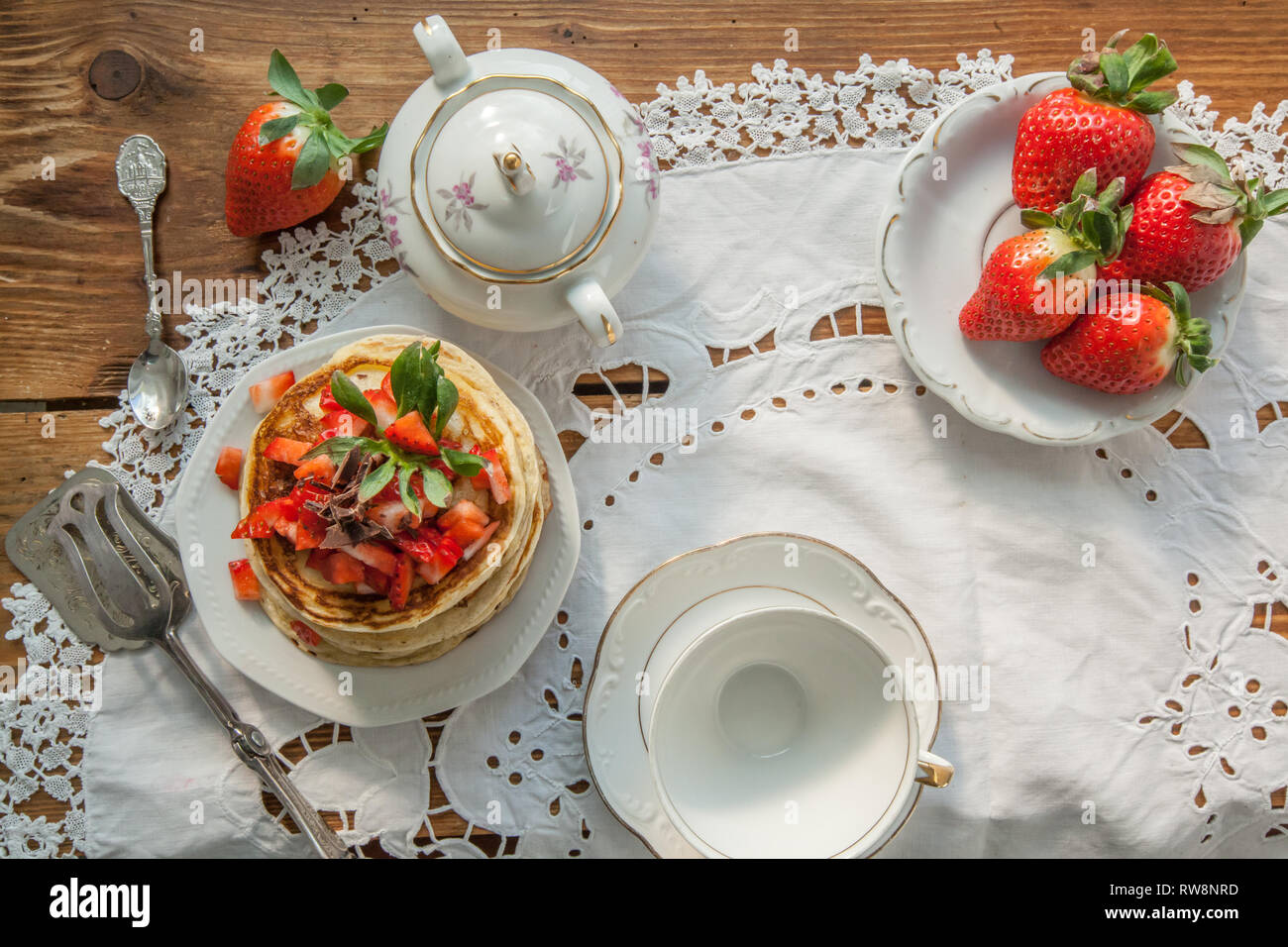 Fragola frittelle di cioccolato su un tavolo vintage Foto Stock