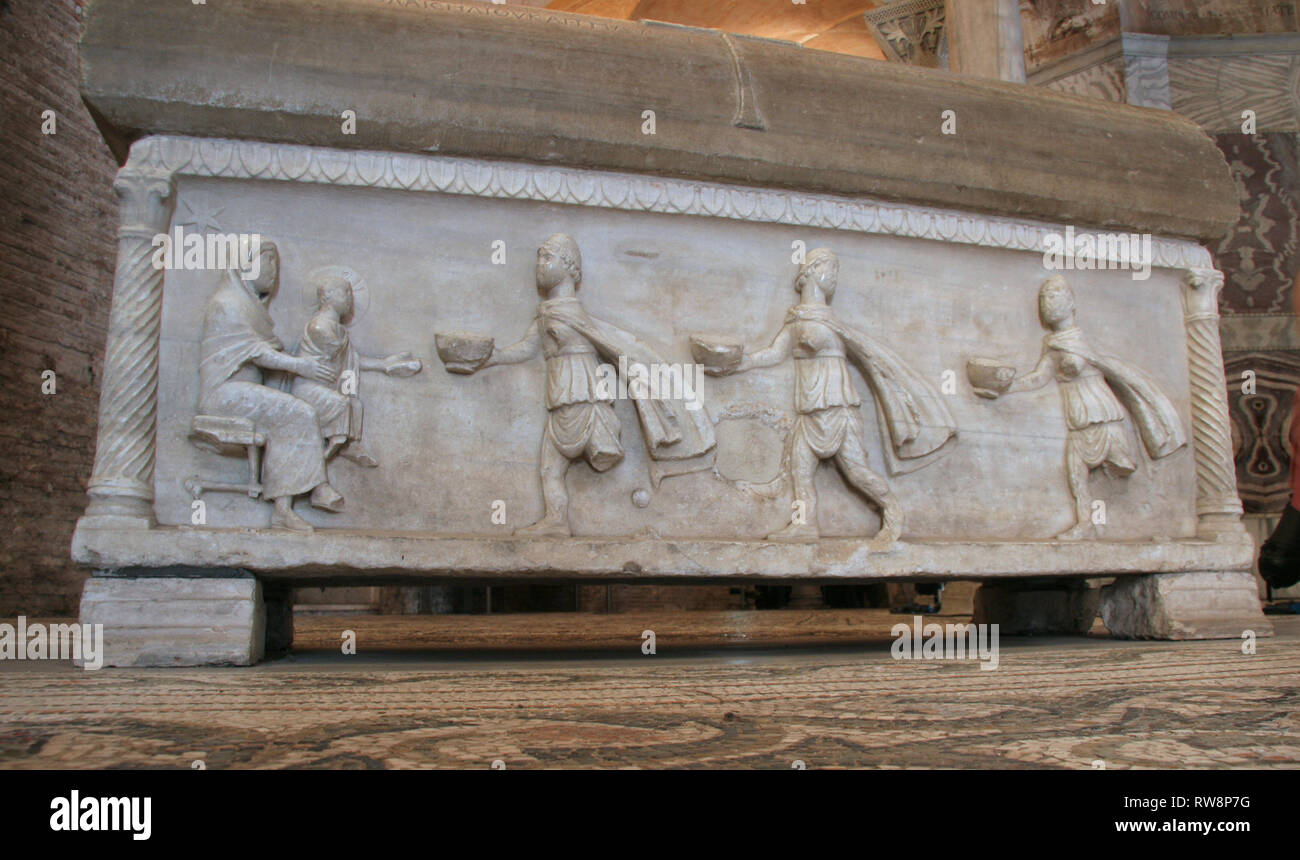 L'Italia. Ravenna. Basilica di San Vitale. Sarcofago di Isachius. Adorazione dei Magi. V secolo e riutilizzata nel VII secolo. Foto Stock