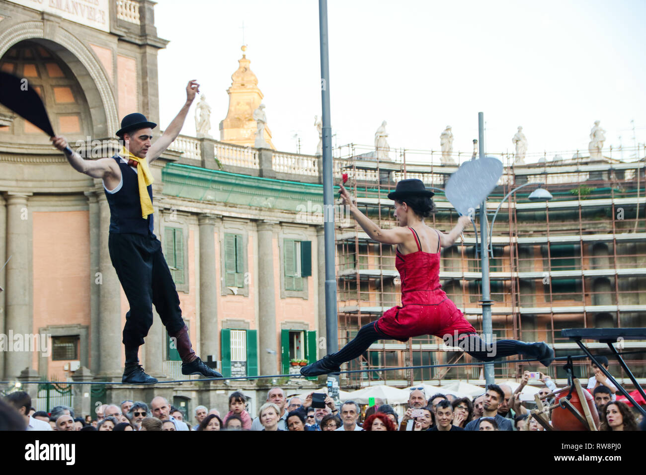 A Napoli, Italia, in giugno, 09/2018 - funamboli in Piazza Dante Foto Stock