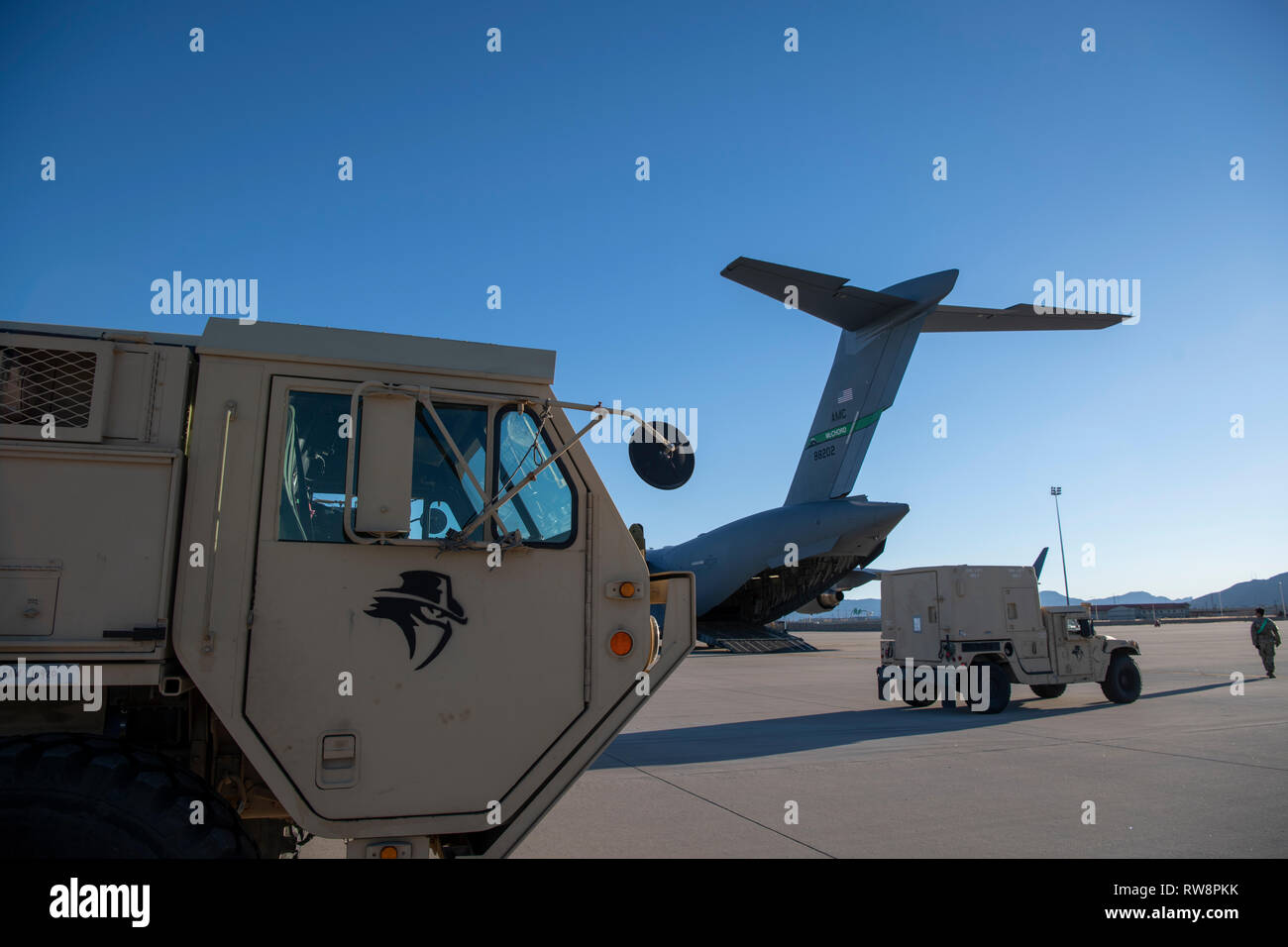 Un U.S. Esercito il terminale ad alta altitudine Difesa Area stazione di lancio si prepara a carico su una quarta Airlift Squadron C-17 Globemaster III a Fort Bliss, Texas, dal 23 febbraio, 2019. La THAAD Sistema per missile è una terra-piattaforma di base in grado di intercettare i missili balistici entrambi all'interno e subito fuori l'atmosfera. (U.S. Air Force photo by Staff Sgt. Cory D. Payne) Foto Stock