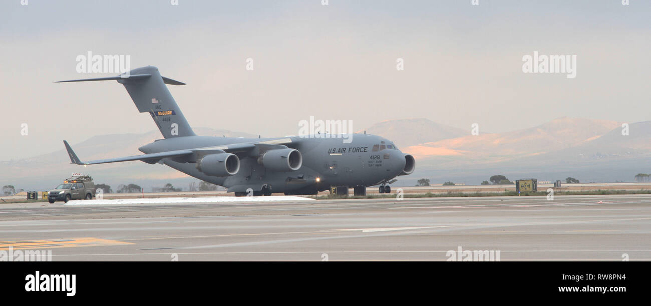 Una C-17 Globe Master III atterra a Nevatim Air Base, Israele, Mar 1, 2019 a sostegno della distribuzione di THAAD all'area. La distribuzione di un terminale Area altitudine sistema di difesa per Israele è un esercizio di U.S. Esercito, U.S. Air Force e forze israeliane, sotto la forza dinamica concetto di occupazione. L'esercizio si basa la prontezza e la interoperabilità nella regione, dimostra la capacità degli Stati Uniti di implementare rapidamente la difesa aerea attivi a livello globale e dimostra la U.S. Esercito una missione dell'Europa per dissuadere i potenziali avversari e alleati di supporto. Foto Stock