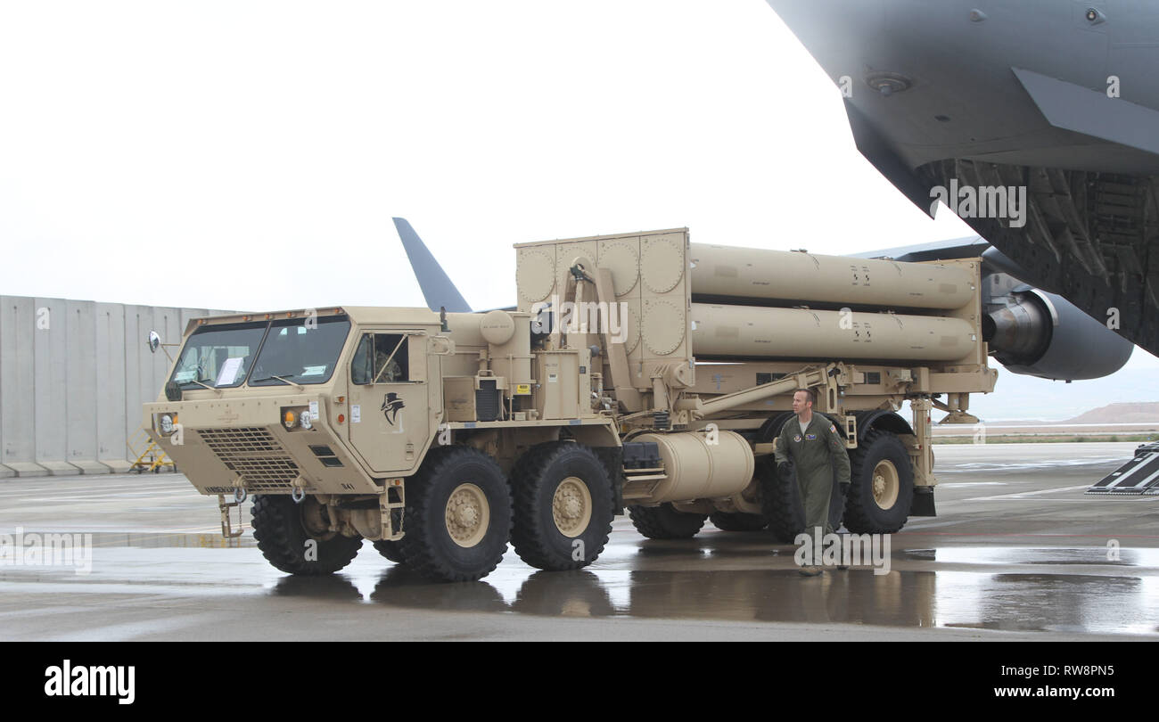 Un U.S. Air Force aviatori alleggerimento del carico di un sistema THAAD da una C-17 Globe Master III a Nevatim Air Base, Israele, Mar 1, 2019 . La distribuzione di un terminale Area altitudine sistema di difesa per Israele è un esercizio di U.S. Esercito, U.S. Air Force e forze israeliane, sotto la forza dinamica concetto di occupazione. L'esercizio si basa la prontezza e la interoperabilità nella regione, dimostra la capacità degli Stati Uniti di implementare rapidamente la difesa aerea attivi a livello globale e dimostra la U.S. Esercito una missione dell'Europa per dissuadere i potenziali avversari e alleati di supporto. Foto Stock