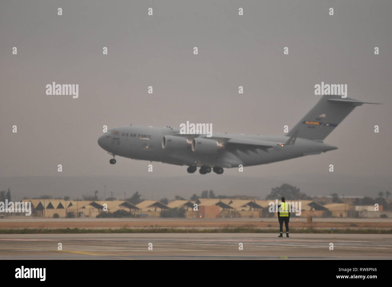Una C-17 Globe Master III atterra a Nevatim Air Base, Israele, Mar 1, 2019 . La distribuzione di un terminale Area altitudine sistema di difesa per Israele è un esercizio di U.S. Esercito, U.S. Air Force e forze israeliane, sotto la forza dinamica concetto di occupazione. L'esercizio si basa la prontezza e la interoperabilità nella regione, dimostra la capacità degli Stati Uniti di implementare rapidamente la difesa aerea attivi a livello globale e dimostra la U.S. Esercito una missione dell'Europa per dissuadere i potenziali avversari e alleati di supporto. Foto Stock