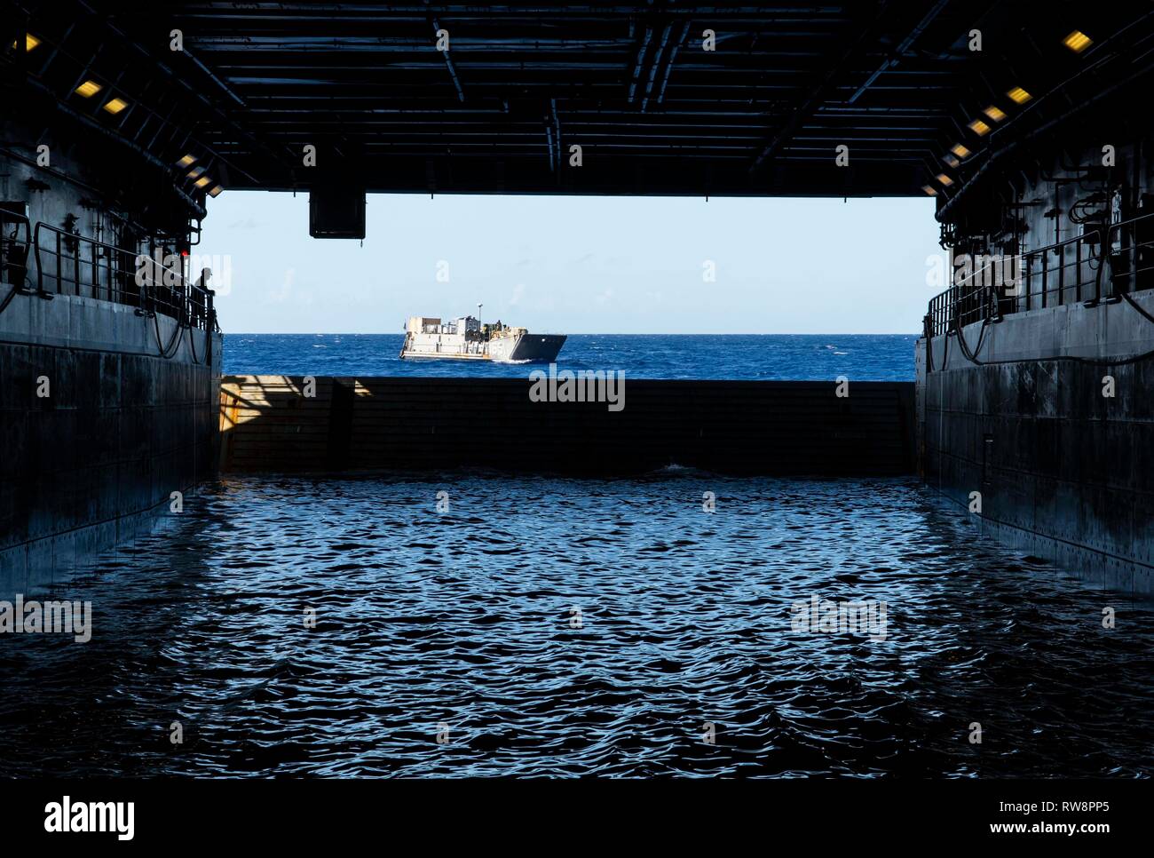 190305-N-DX072-1053 OCEANO PACIFICO (Mar. 5, 2019) - Landing Craft, Utility (LCU) 1651, assegnato alla spiaggia navale unità (NBU) 7, transita l'Oceano Pacifico dietro il trasporto anfibio dock nave USS Green Bay (LPD 20). Green Bay, parte del comandante squadrone anfibio 11, è operativo nella regione per migliorare l'interoperabilità con i partner e servire come una pronta risposta in vigore per qualsiasi tipo di emergenza. (U.S. Foto di Marina di Massa lo specialista di comunicazione 2a classe Anaid Banuelos Rodriguez) Foto Stock