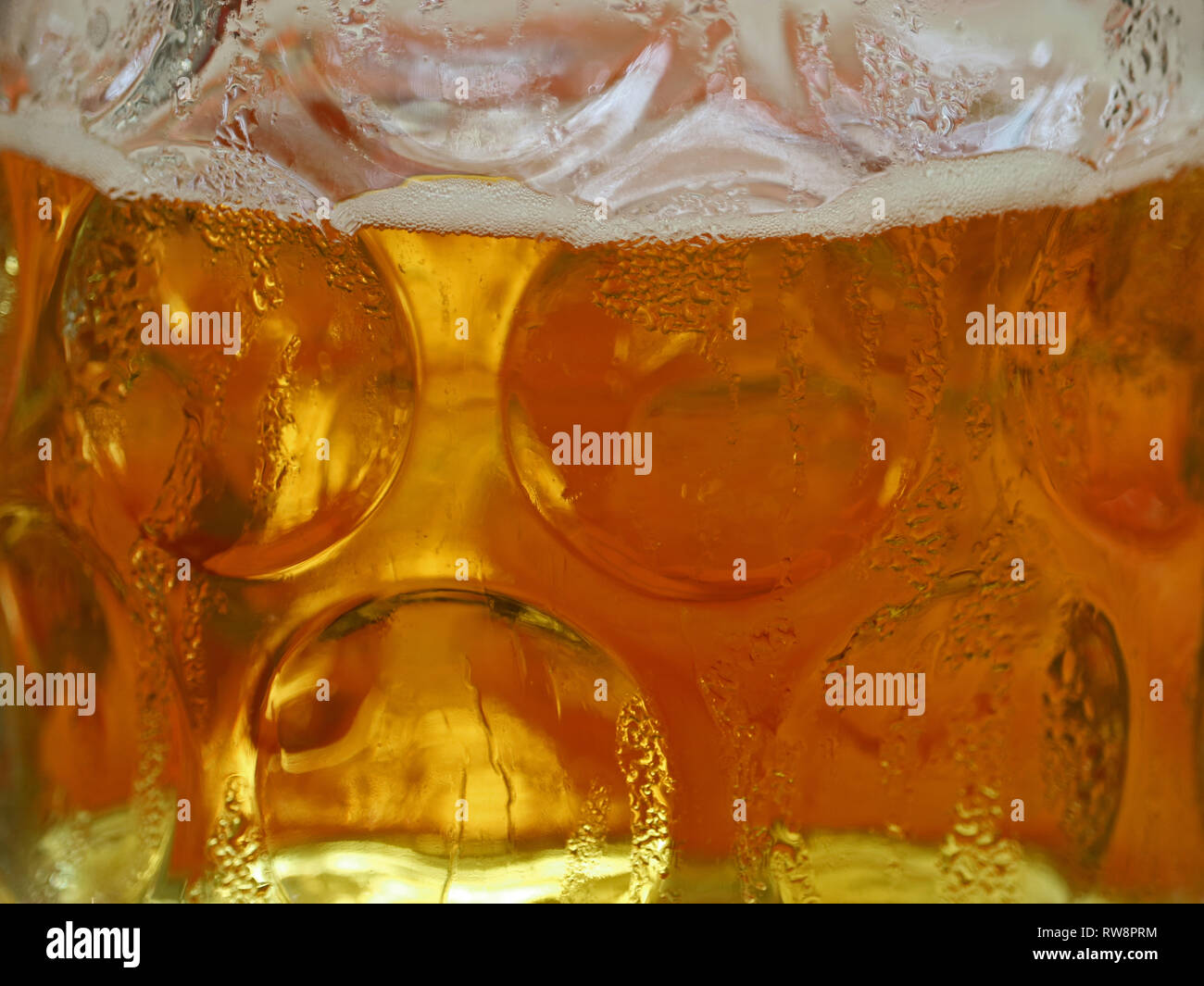 Chiusura del freddo fresca birra bavarese, 1 litro di birra, tazza di vetro, birra stein Foto Stock