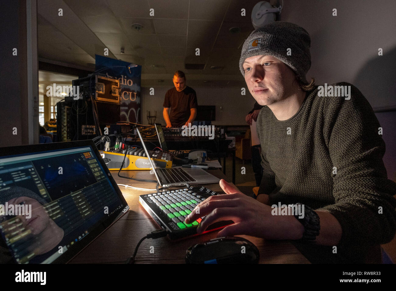 Tecnici del suono che lavorano alla scrivania di miscelazione Foto Stock