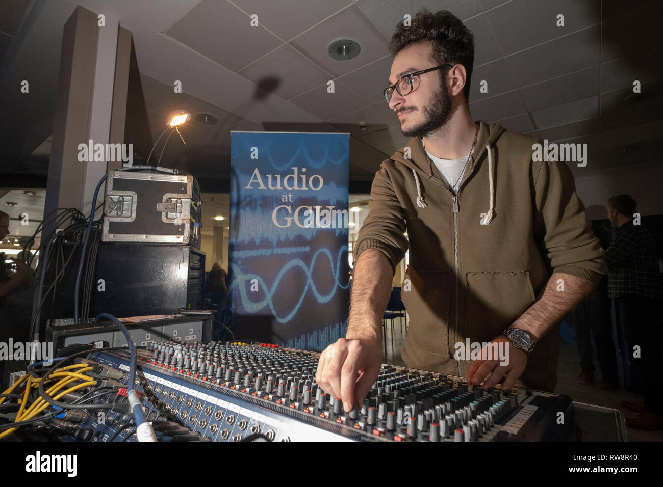 Tecnici del suono che lavorano alla scrivania di miscelazione Foto Stock