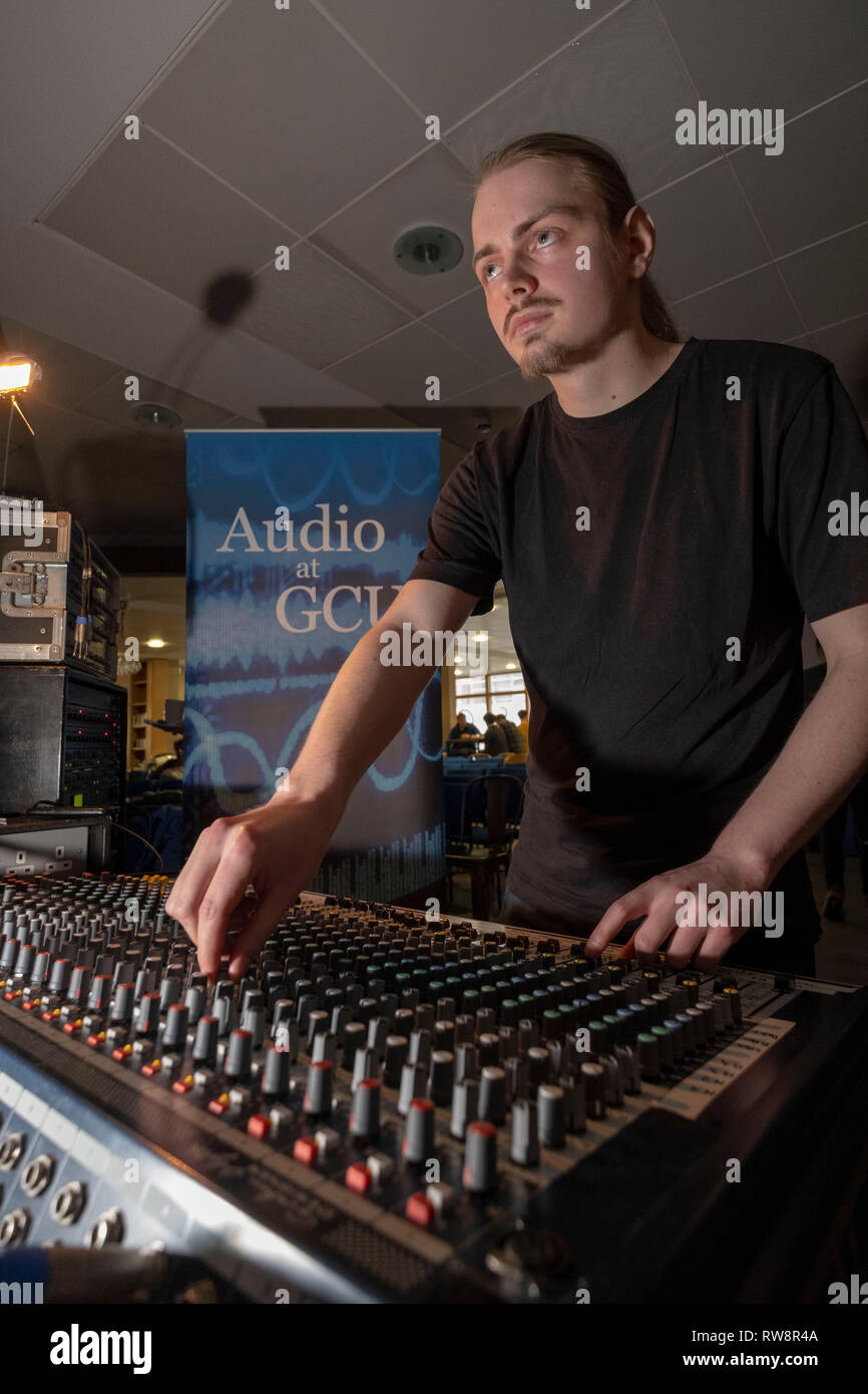 Tecnici del suono che lavorano alla scrivania di miscelazione Foto Stock