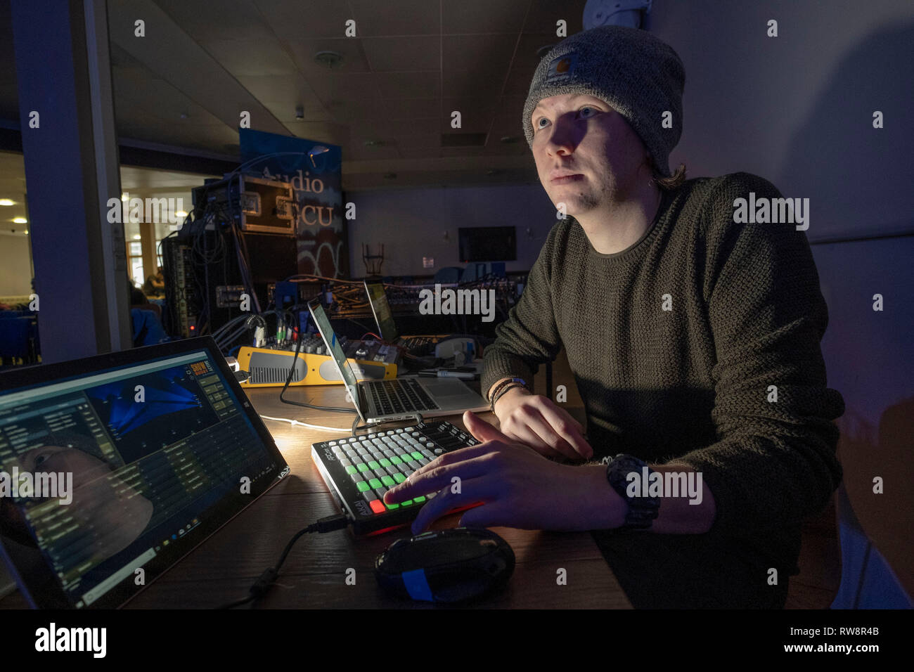 Tecnici del suono che lavorano alla scrivania di miscelazione Foto Stock