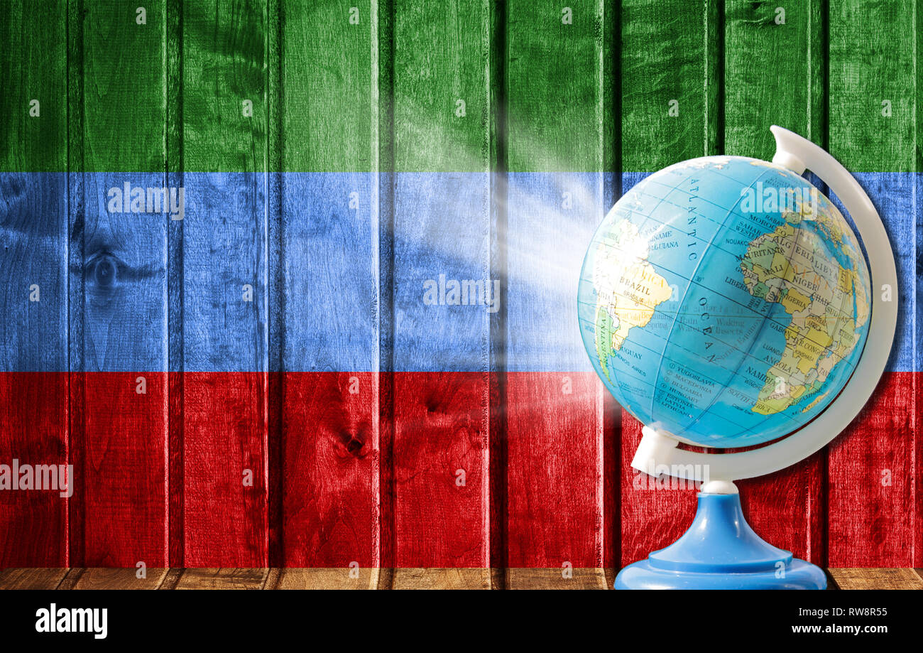 Globo con una mappa del mondo su un sfondo di legno con l'immagine della bandiera del Daghestan. Il concetto di viaggio e il tempo libero all'estero. Foto Stock