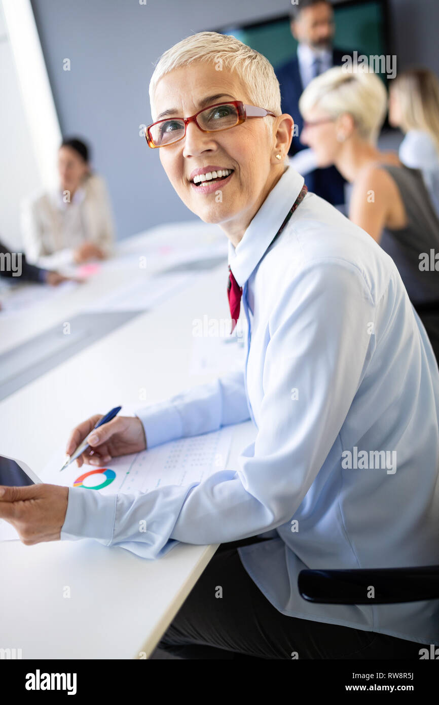 Senior business commercialisti lavorano insieme ad un ufficio moderno Foto Stock