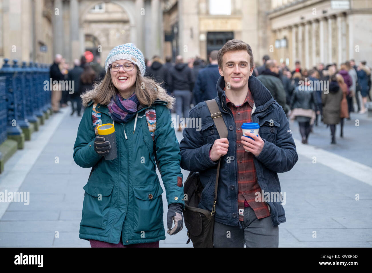 I giovani la consumazione di bevande da eco friendly riutilizzabili a tazze Foto Stock