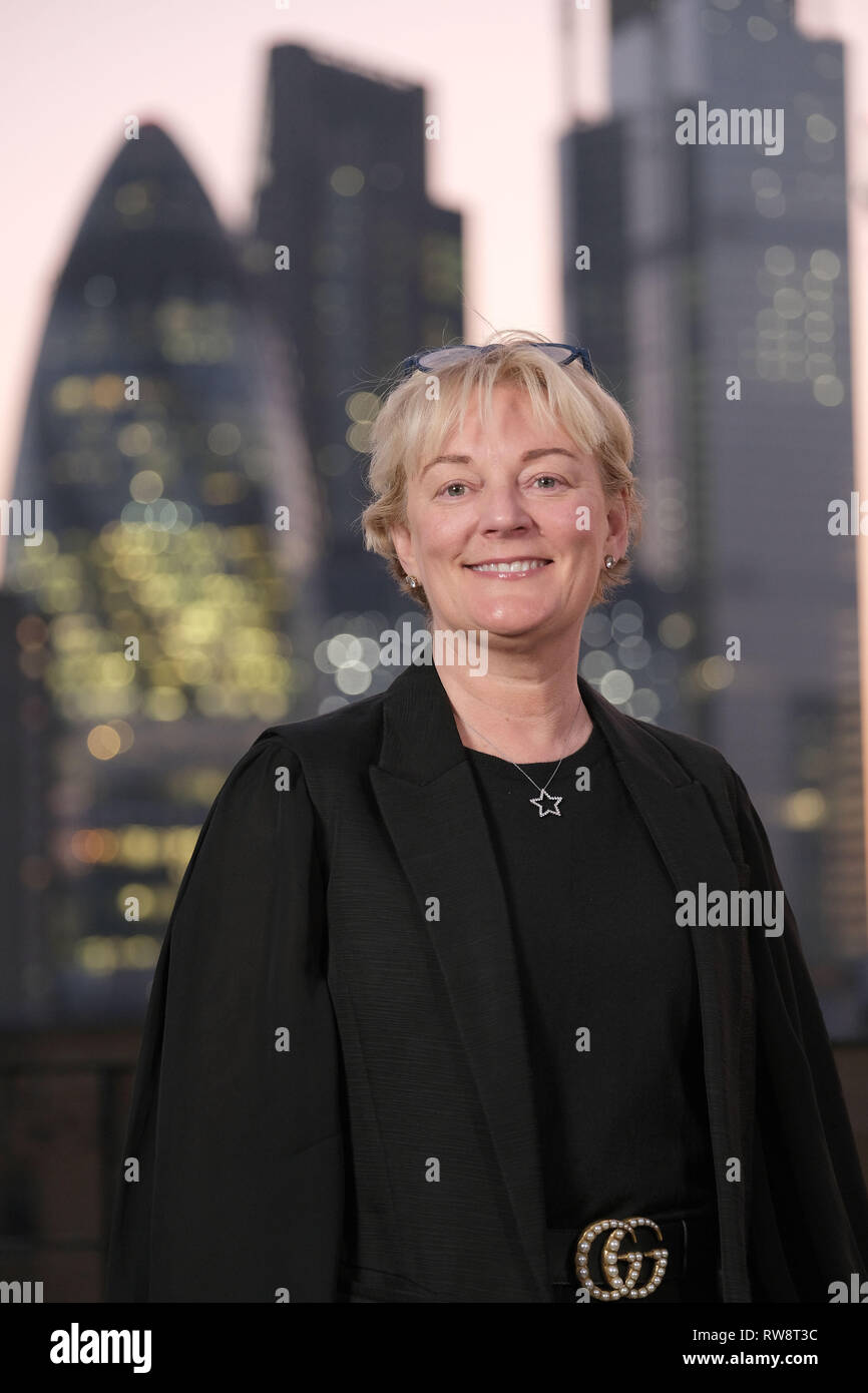 Jo Malone con sfondo del distretto finanziario di Londra Foto Stock