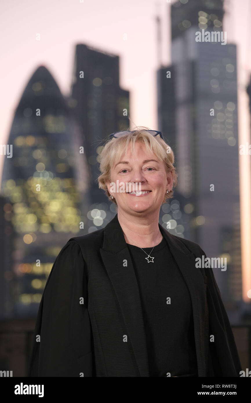 Jo Malone con sfondo del distretto finanziario di Londra Foto Stock