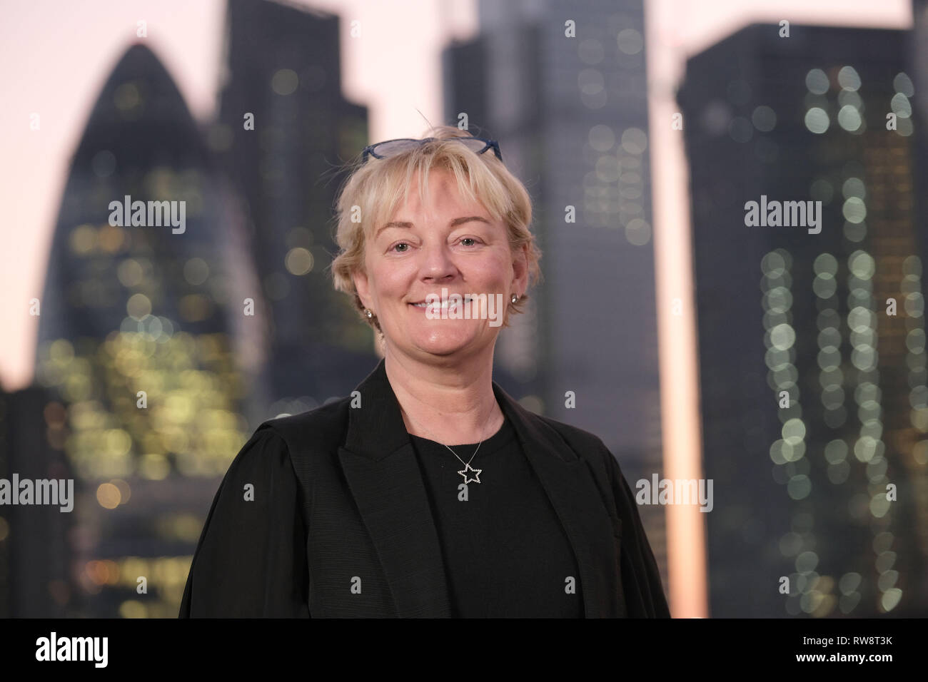 Jo Malone con sfondo del distretto finanziario di Londra Foto Stock