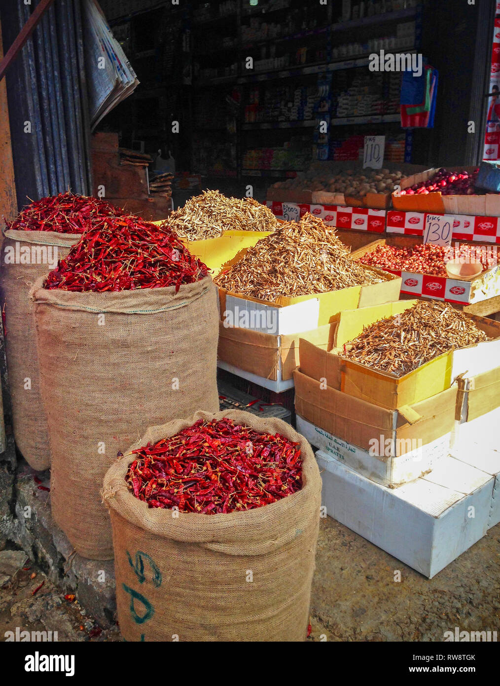 Galle, Sri Lanka, 2017-02-03: peperoncino rosso a vendere in sacchi su Sri Lanka street. Città asiatica la vita. Il cibo in viaggio. Street market alimentare. Mercato degli Agricoltori Foto Stock