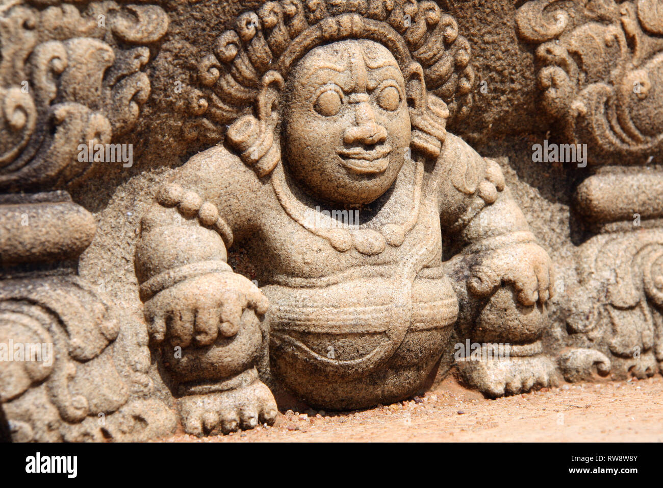 Bahirawa scultura in pietra con antica guardiana della pietra di luna passi, Palazzo Mahasena rovine, Anuradhapura, Sri Lanka. UNESCO sito hwritage Foto Stock