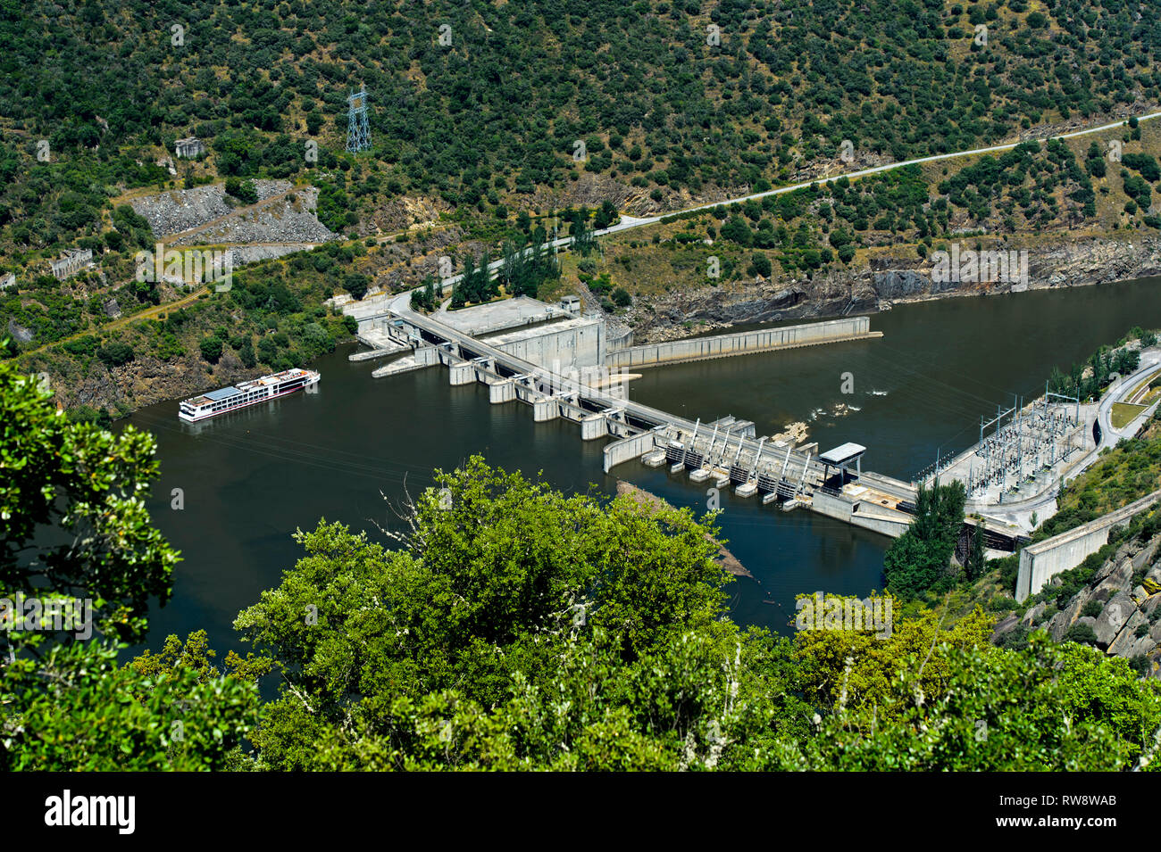 Escursione nave inserire il blocco del run-di-il-fiume centrale idroelettrica diga Valeira presso il fiume Douro, Sao Joao da Pesqueira, Portogallo Foto Stock