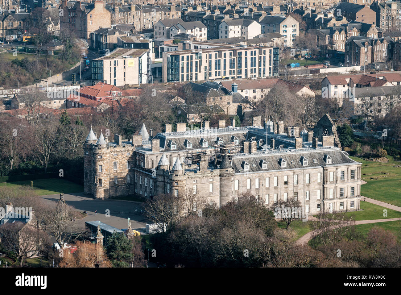 Vista da Salisbury Crags del Palazzo di Holyroodhouse in una giornata di sole, Edimburgo, Scozia Foto Stock