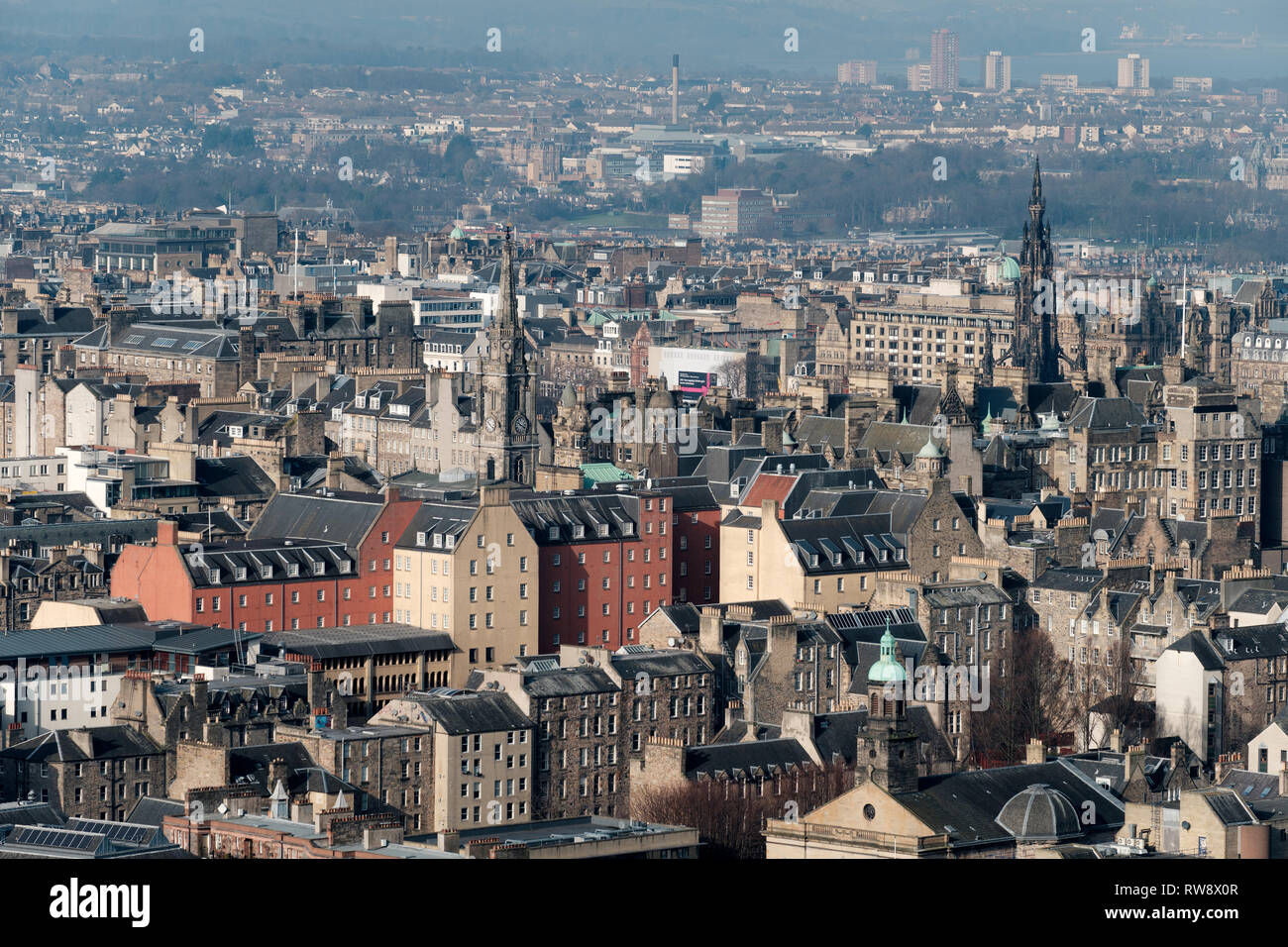 Vista da Salisbury Crags verso Princess Street e il Monumento di Scott in una giornata di sole, Edimburgo, Scozia Foto Stock