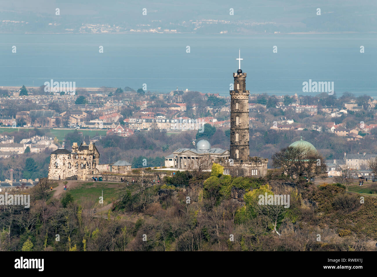 Il Monumento Nelson su Calton Hill fotografata da Salisbury Crags in una giornata di sole, Edimburgo, Scozia Foto Stock