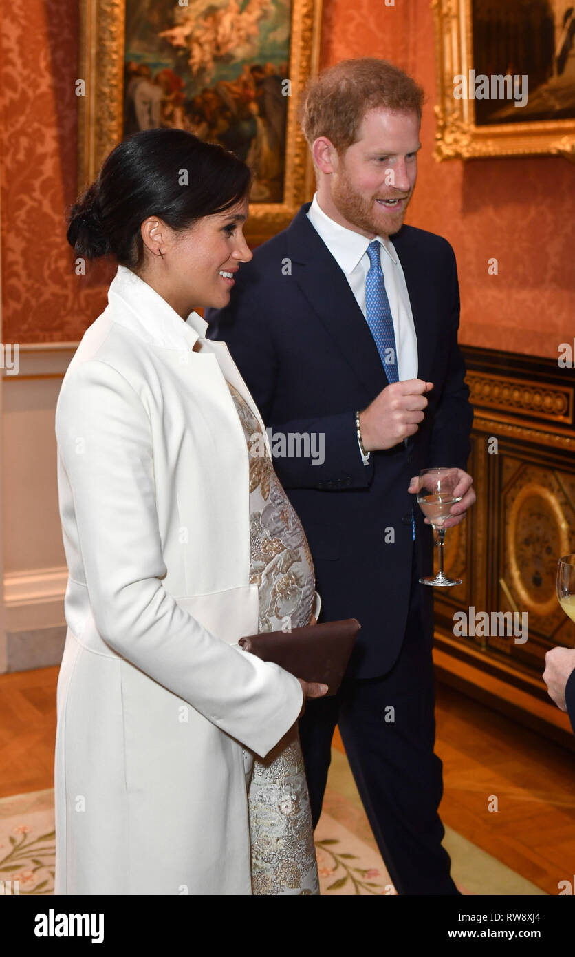 Il Duca e la Duchessa di Sussex ad un ricevimento a Buckingham Palace a Londra per il cinquantenario dell'investitura del Principe di Galles. Foto Stock