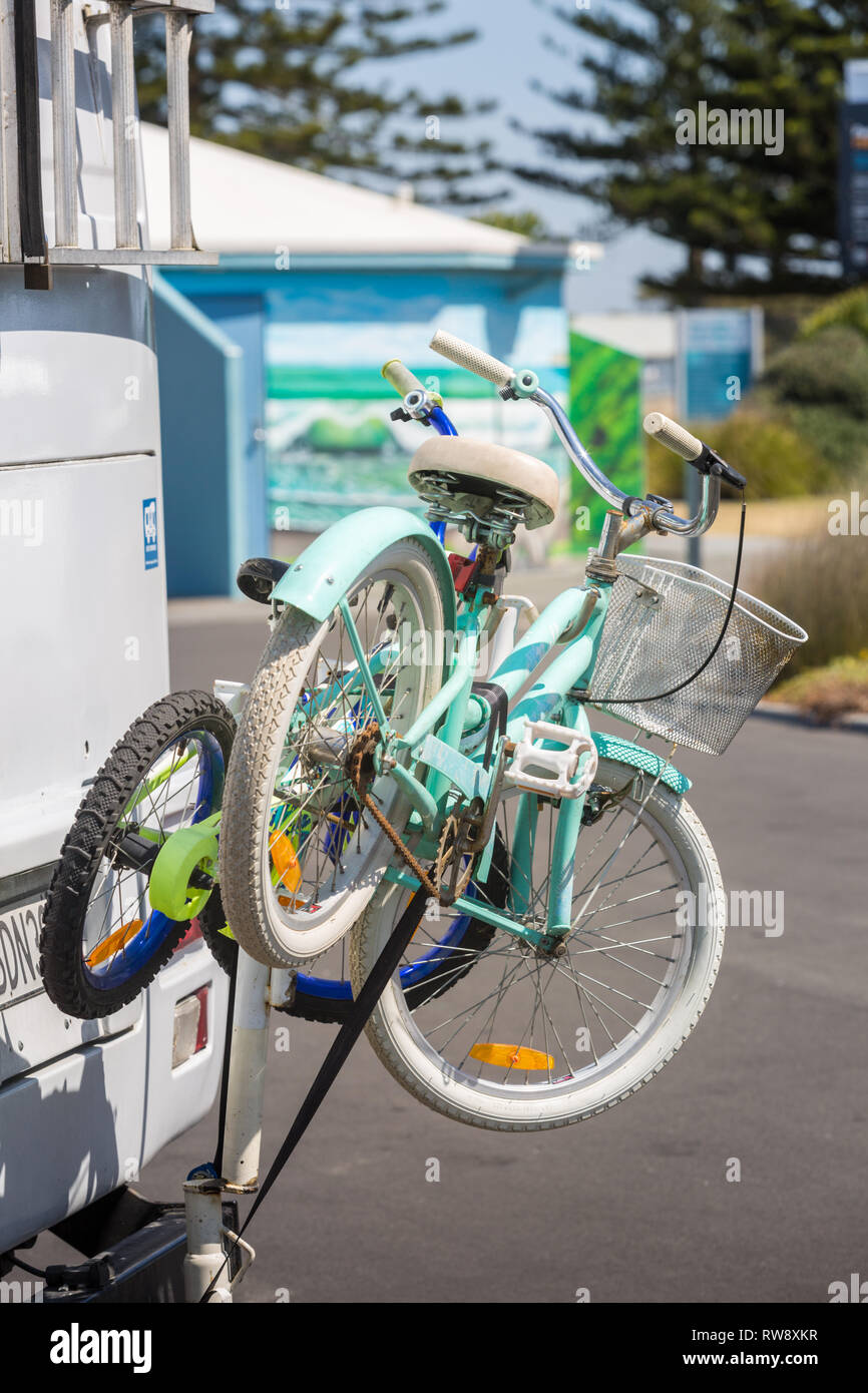 Biciclette per bambini montato sul retro di una vacanza in camper Foto Stock