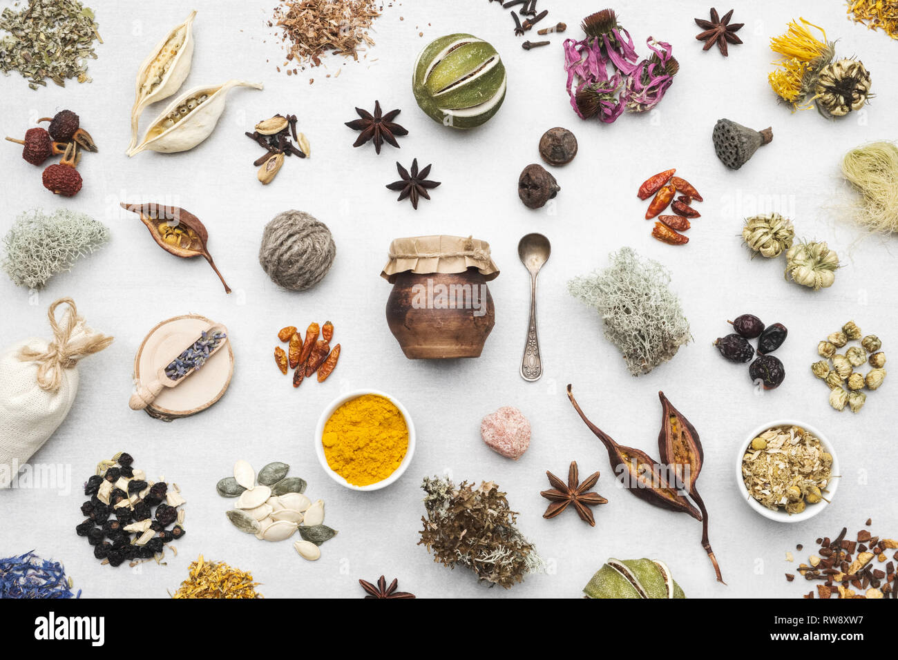 Lo sfondo da asciugare le erbe medicinali, piante, radici, ingredienti per la fabbricazione di medicine a base di erbe rimedi, bevande salutari. Foto Stock