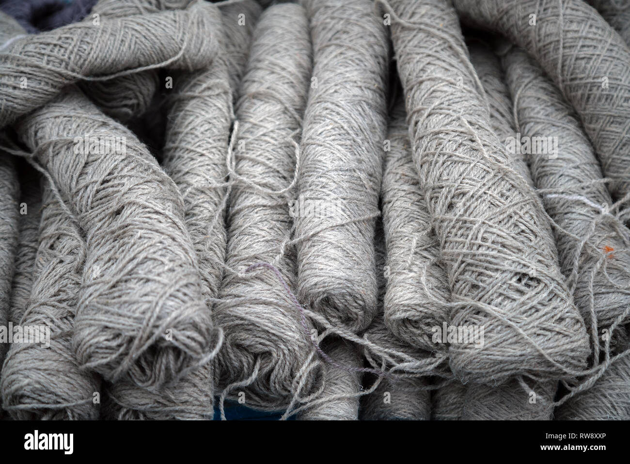 Grigio filato per maglieria palle impilate una sull'altra Foto Stock