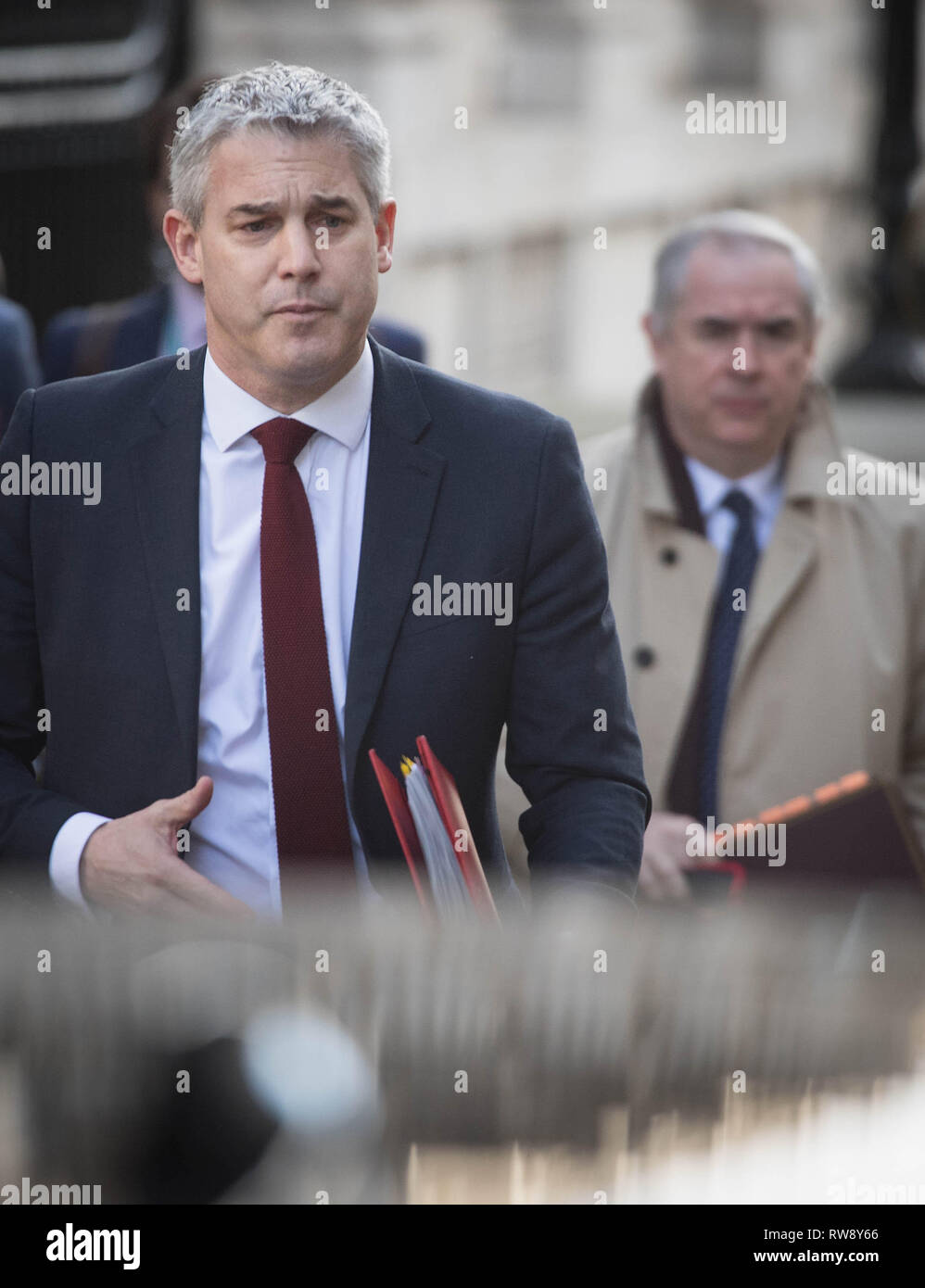 Segretario Brexit Stephen Barclay conduce la sua squadra fuori del suo ufficio di Procuratore generale Geoffrey Cox (a destra) come essi lasciare Downing St a Londra per Bruxelles. Foto Stock