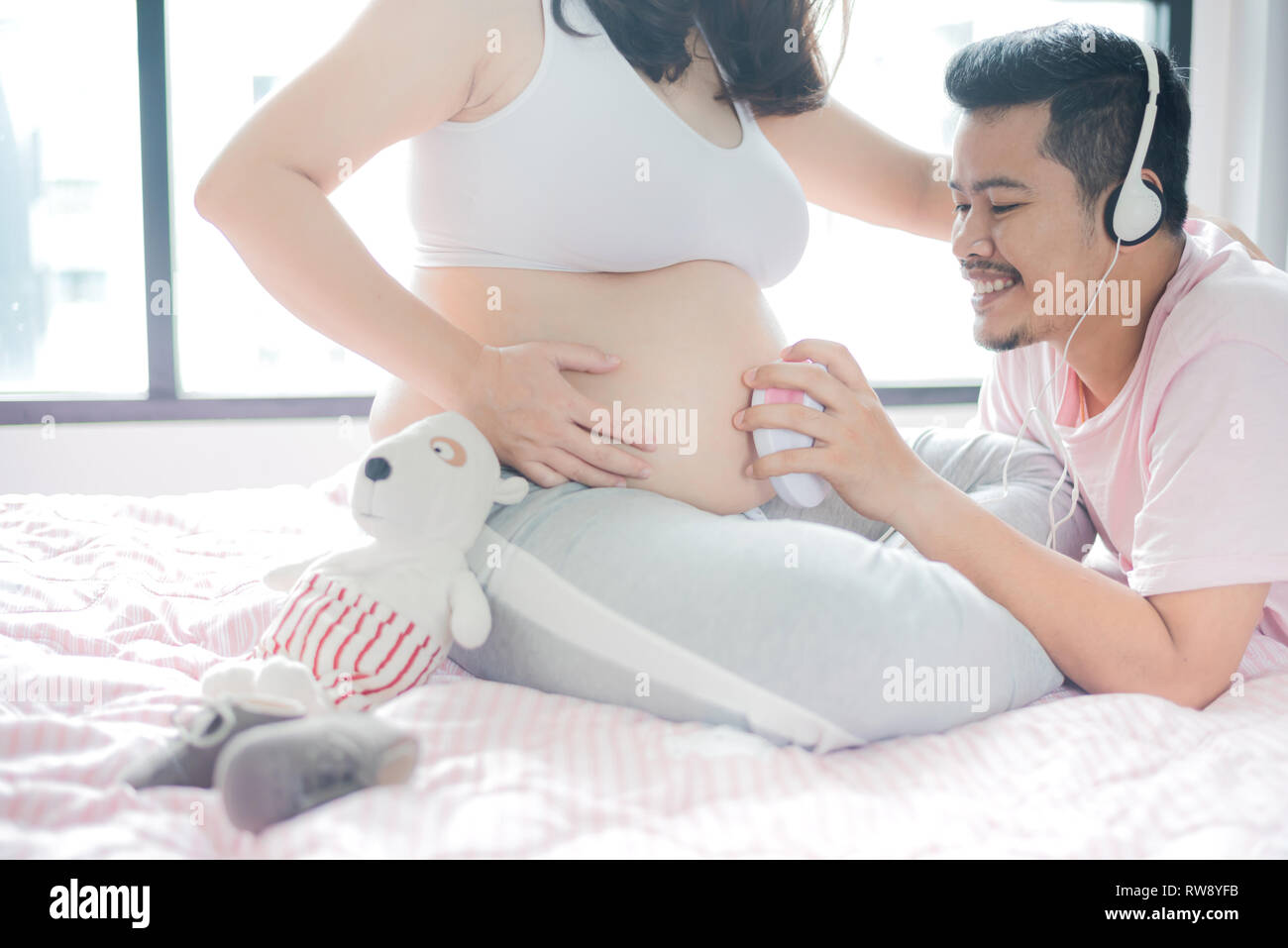 Asian donna incinta con il marito. Festa della mamma e la giornata internazionale delle donne. Sarà la mamma e avente kid. Foto Stock