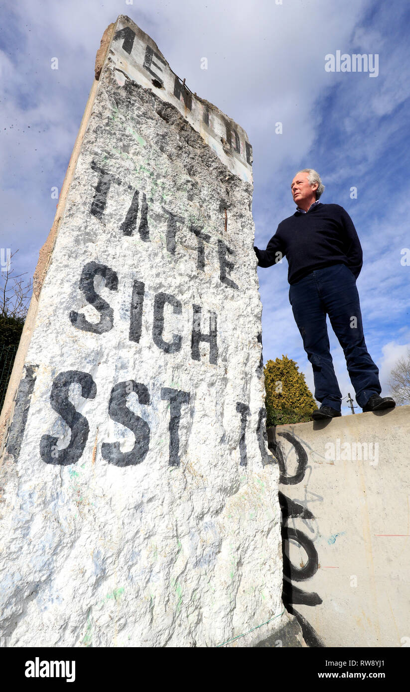 James Rylands delle estati posizionare aste con una sezione del muro di Berlino presso il giardino murato in Billingshurst, West Sussex, per la prossima estate posizionare le aste, con i lotti compresi Ice Age scheletri e parti del muro di Berlino. Foto Stock