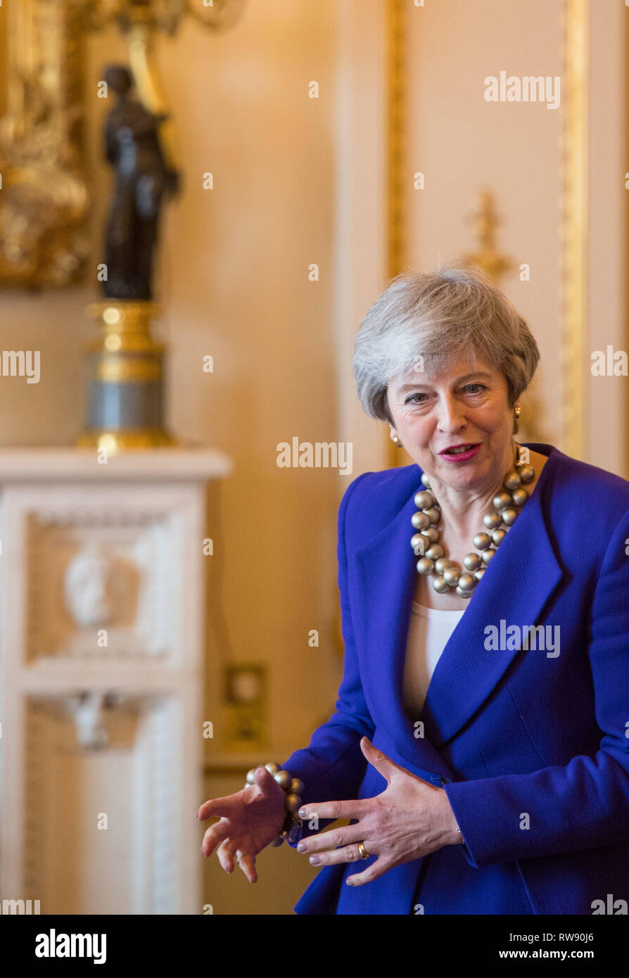 Il primo ministro Theresa Maggio partecipa a un ricevimento a Buckingham Palace a Londra per il cinquantenario dell'investitura del Principe di Galles. Foto Stock