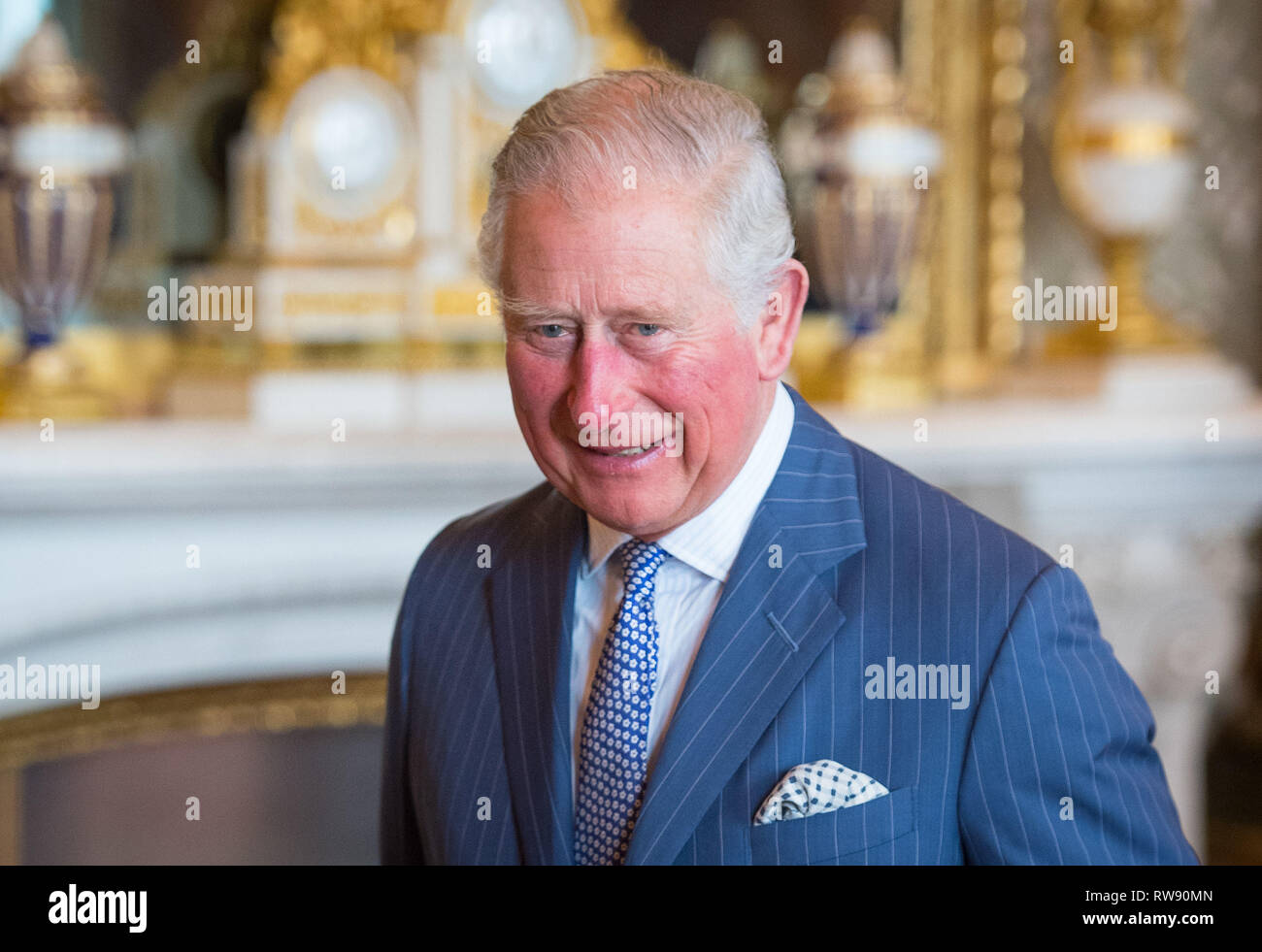 Il Principe di Galles assiste un ricevimento a Buckingham Palace a Londra per il cinquantenario dell'investitura del Principe di Galles. Foto Stock