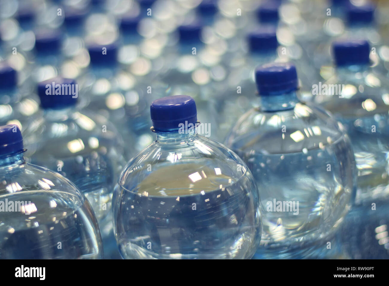 Acqua in bottiglia in un mercato Foto Stock