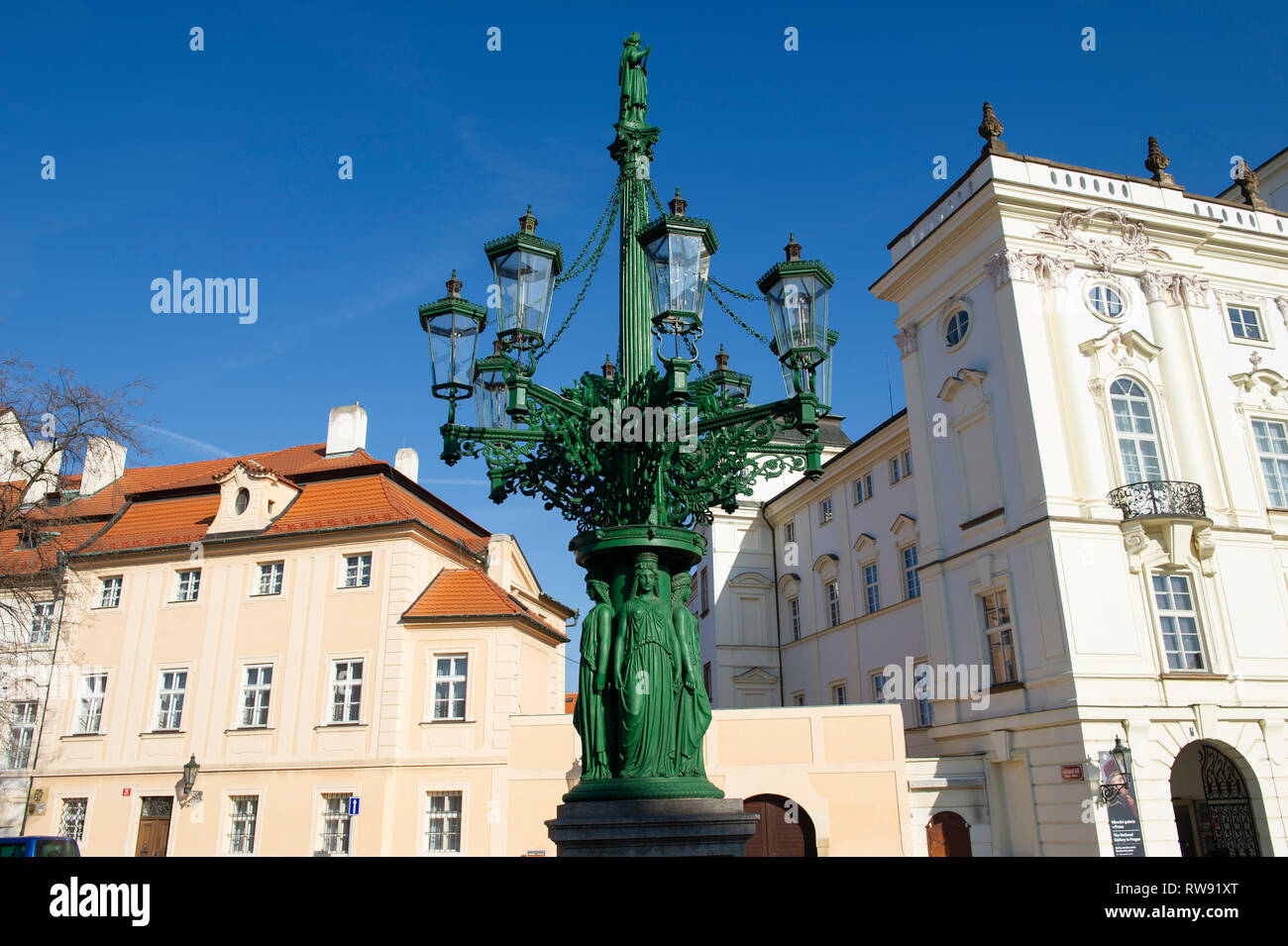 Il Castello di Praga storica strada lampada e Palazzo Arcivescovile di Praga (Praha), Repubblica Ceca. Foto Stock