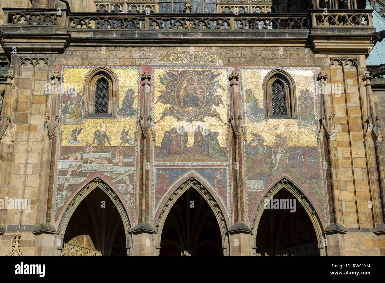L'ultima sentenza mosaici al Golden Portale della Cattedrale di S.Vito nei giardini del Castello di Praga, Praga (Praha), Repubblica Ceca Foto Stock