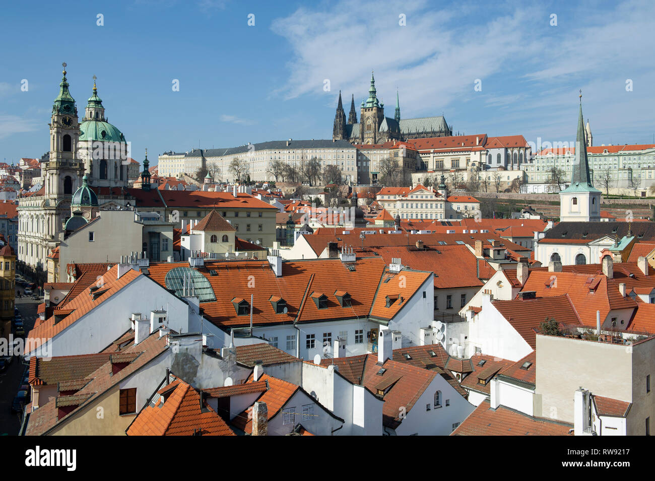 Una vista di Malá Strana verso dalla Cattedrale di San Vito e il Castello di Praga a Praga (Praha), Repubblica Ceca Foto Stock