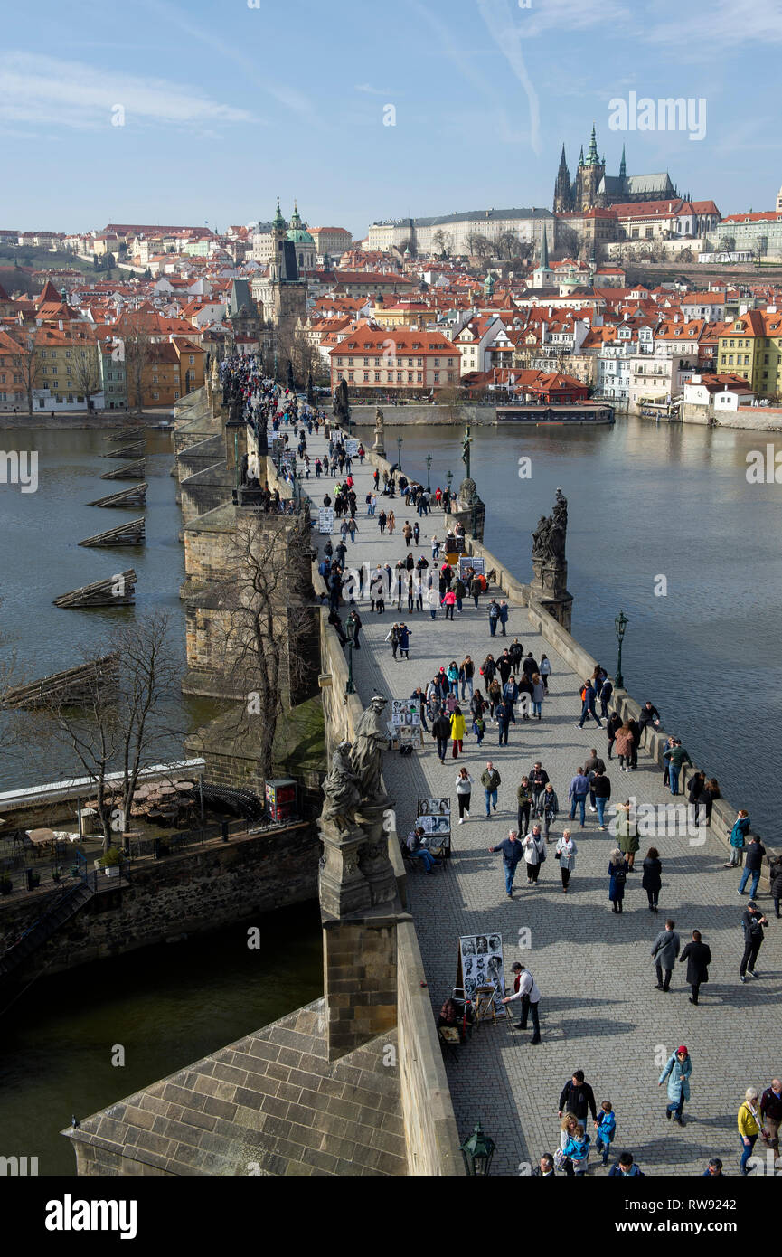 Charles Bridge sul fiume Vltava nel centro di Praga (Praha), Repubblica Ceca Foto Stock