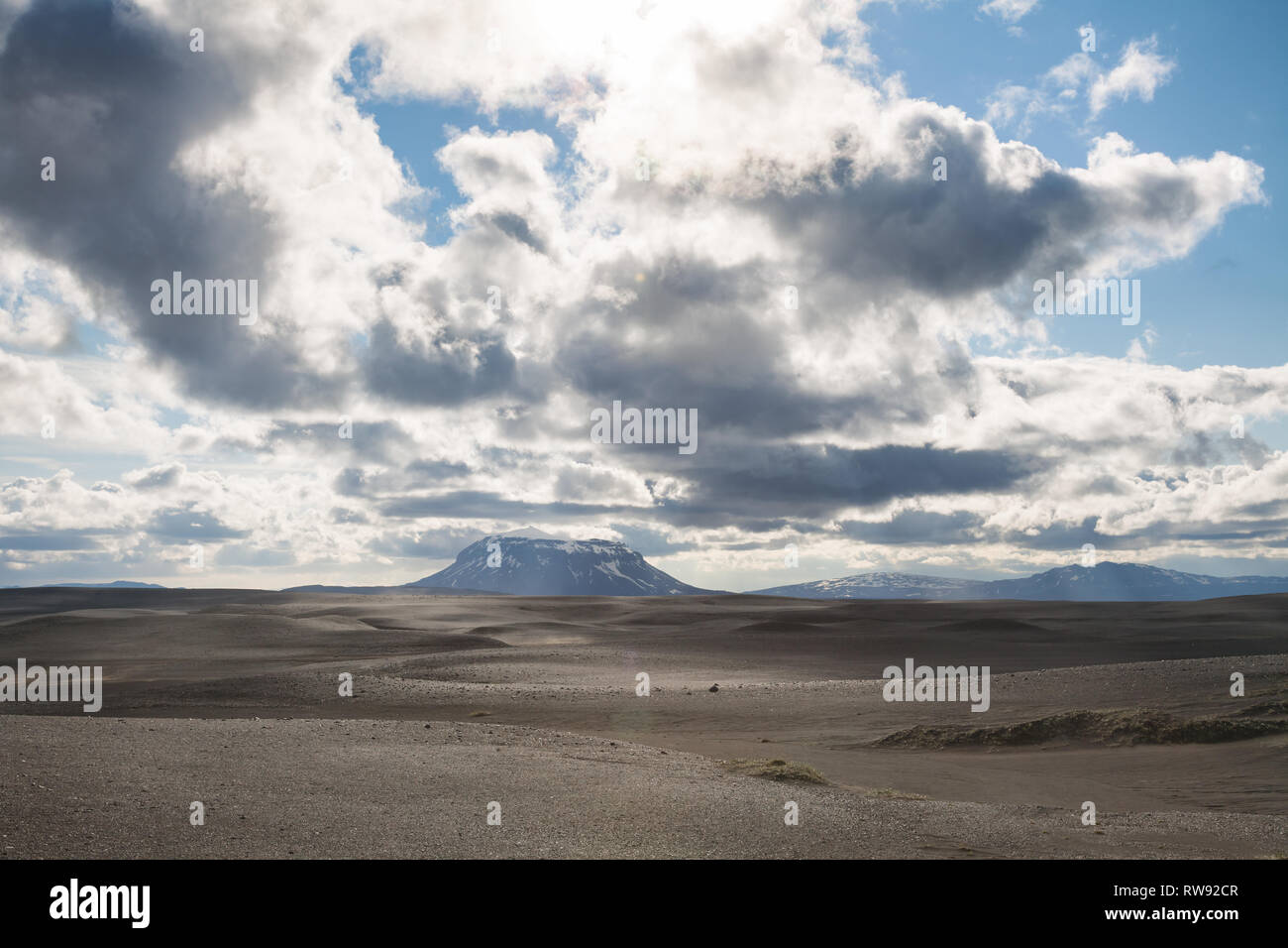 Herdubreid tuya (flat-sormontato ripide facciate vulcano) montagna in Ódáðahraun campo lavico highlands del nord-est dell'Islanda Islanda, Scandinavia, con lente fla Foto Stock