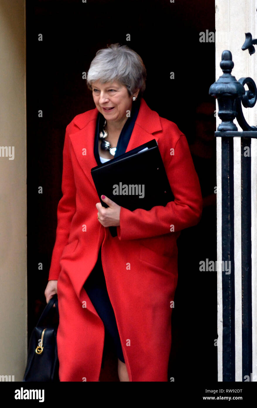Il primo ministro Theresa Maggio lasciando 10 Downing Street dopo una riunione del gabinetto, Feb 2019 Foto Stock