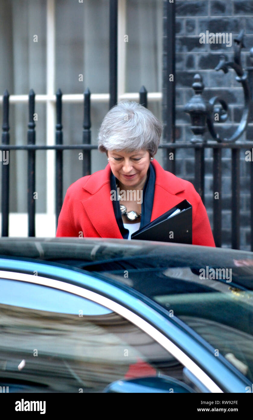 Il primo ministro Theresa Maggio lasciando 10 Downing street poco prima del bilancio, 29 Ottobre 2018 Foto Stock