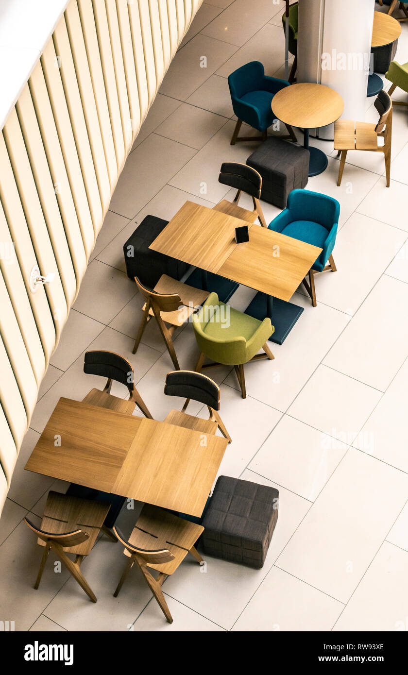 I tavoli e le sedie in cafe. Elevato punto di vista. N. persone. Il design contemporaneo del bar arredi. Coffee shop in un centro commerciale. Foto Stock