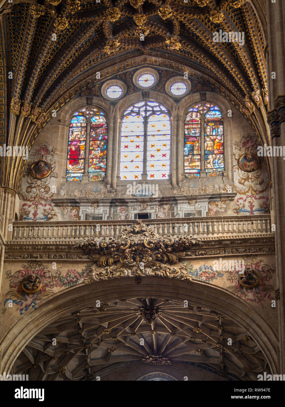 Vetrate e pareti affrescate, Cattedrale di Salamanca Foto Stock